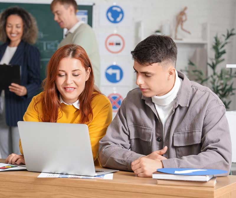 Groupe de jeunes assistant à la formation du permis B